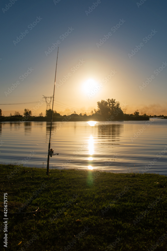 78 / 5000.Resultados de traducción.fishing rod in beautiful river of Argentina at sunset with a beautiful landscape