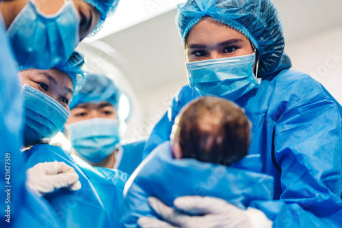 Cuadro en lienzo Professional anesthesiologist doctor medical team and assistant is performing ba
