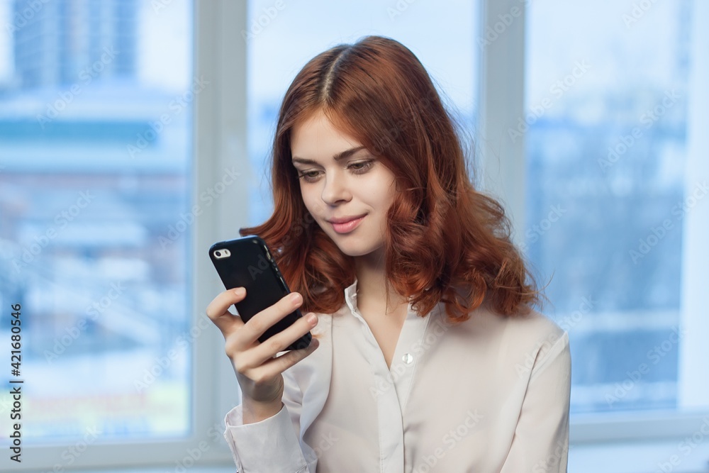 Obraz premium Business woman with phone in hands communicating technology office official