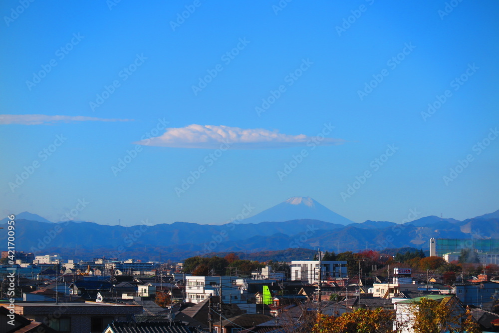六道山公園の展望台から見た富士山と雲の風景1