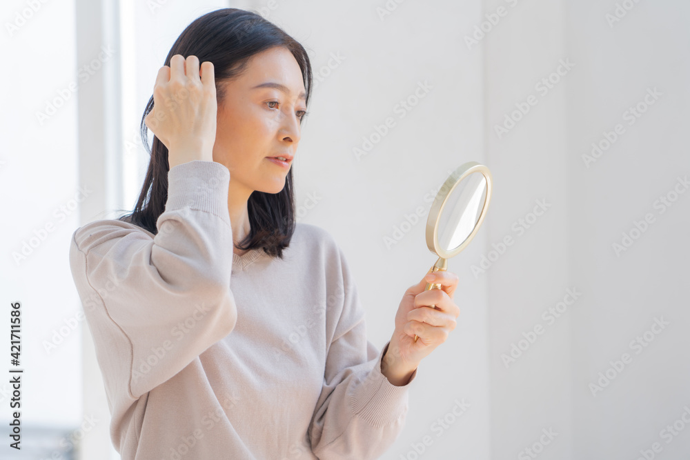 髪を気にする日本人女性のポートレート
