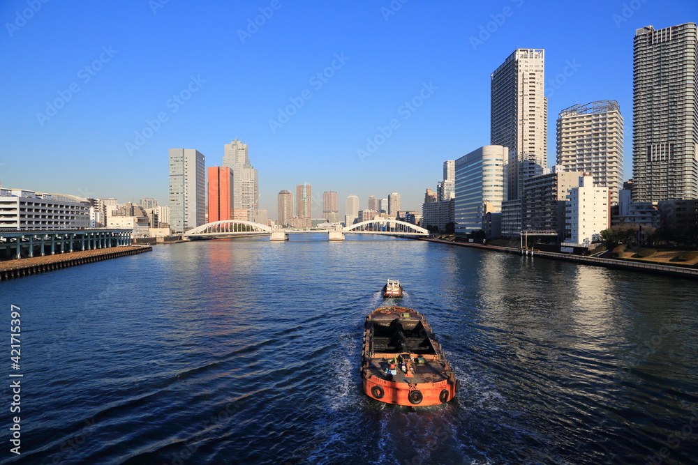 Fototapeta premium 隅田川を遡上するタグボート