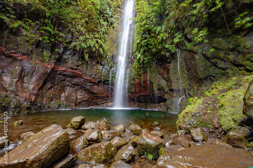 Wasserf  lle der 25 Quellen am Ende einer Levada Wanderung in Madeira