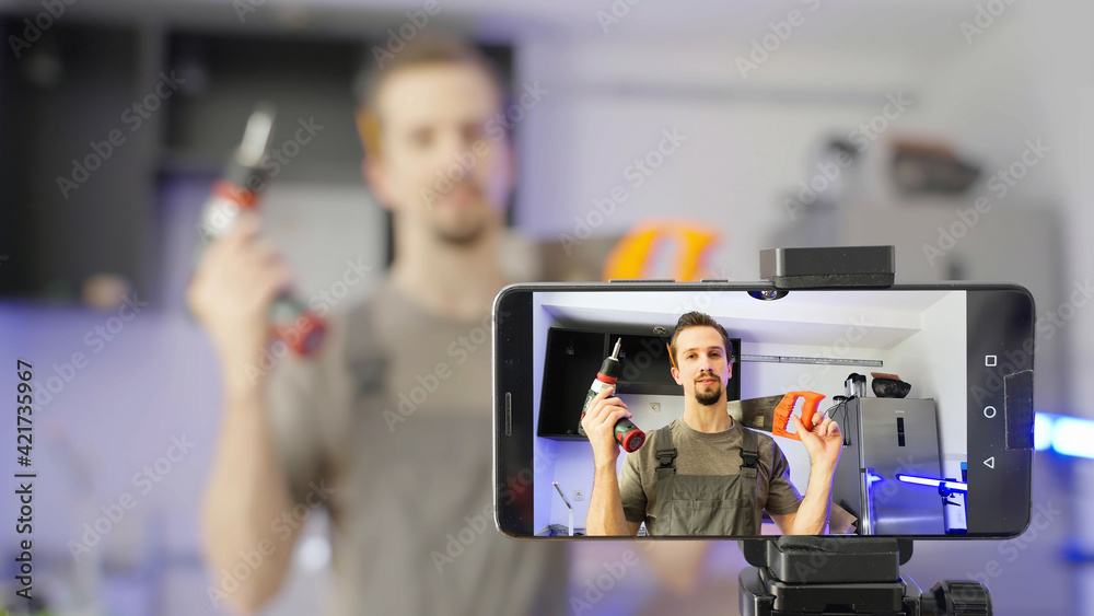 Obraz premium Worker influencer shooting video about kitchen assembly