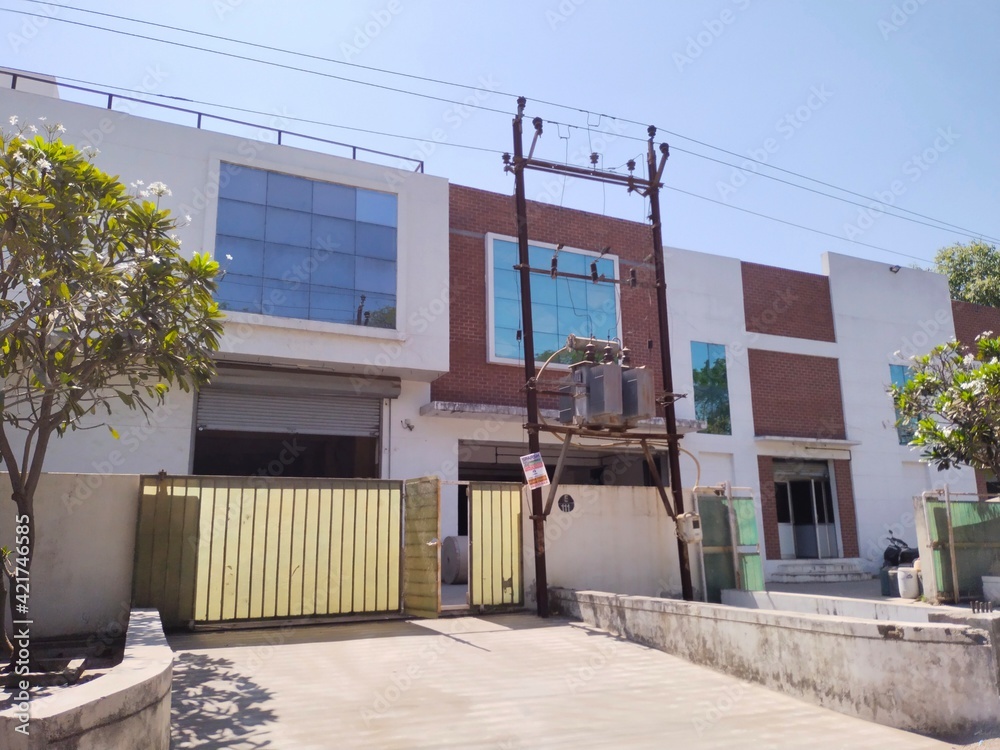 Naklejka premium modern house in the city