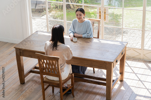 日本人　若い女性二人のポートレート　 © ponta1414