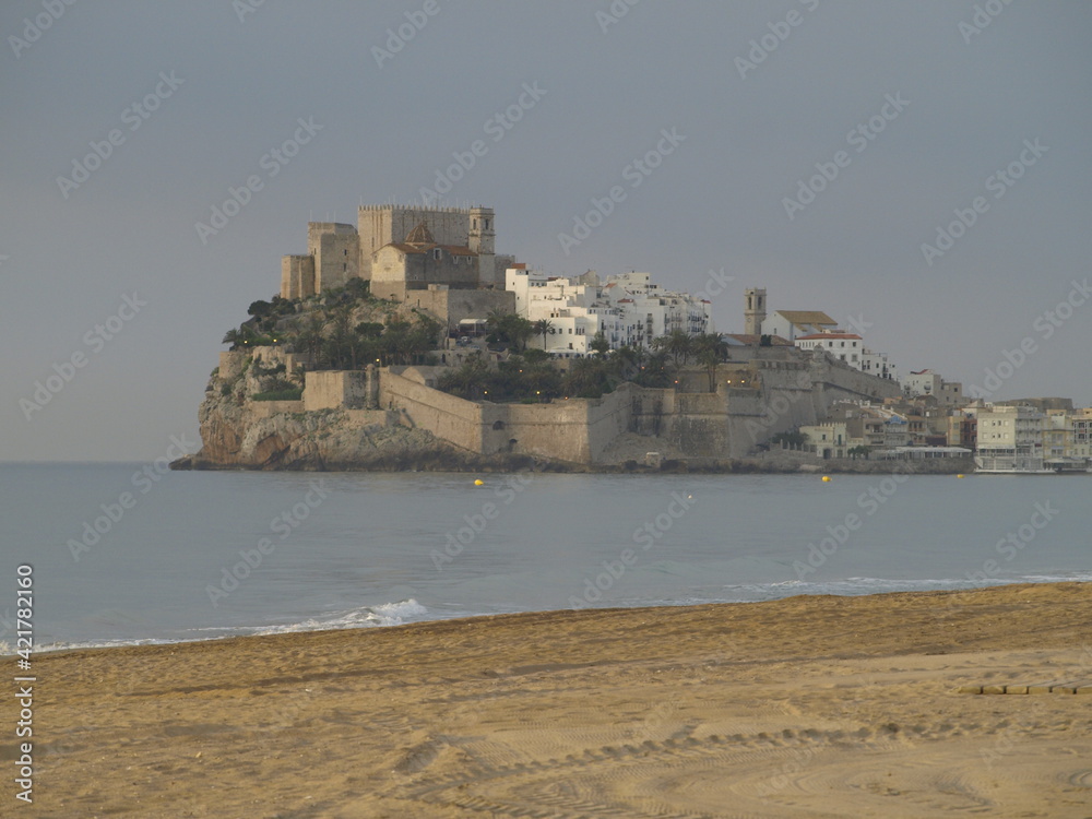 El casco antiguo de Peñíscola, España, es una pequeña península elevada sobre el mar en la que se construyó su castillo pontificio