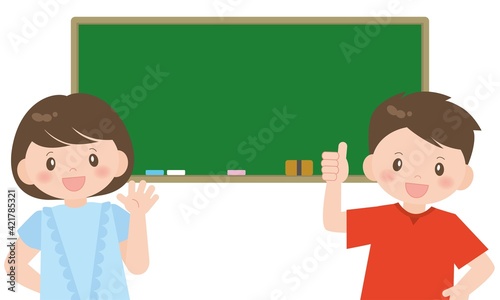 黒板の前に立つ夏服の男の子と女の子