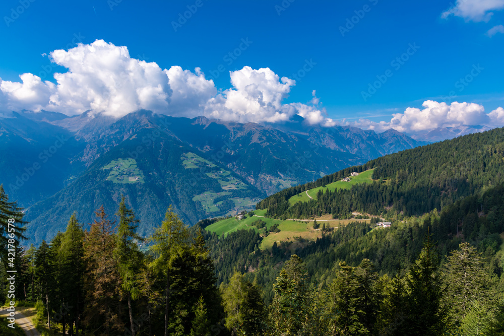 Panoramablick in den Südtiroler Bergen.