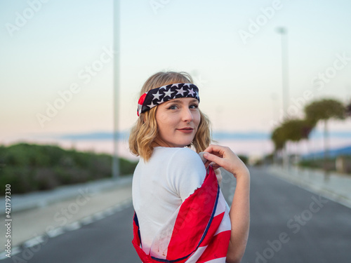 Mujer rubia celebrando el Día de la Independencia de los Estados Unidos
