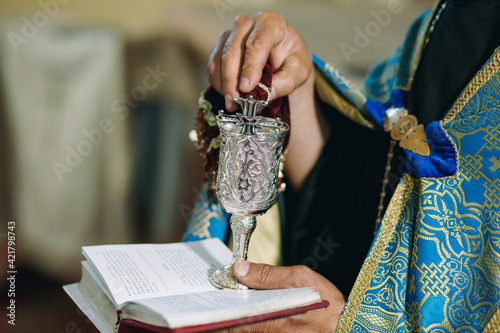 Obraz na płótnie A closeup of hands of armenian priest doing wedding ceremony in armenian church w salonie