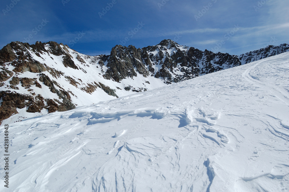 Fototapeta premium Abgeblasener Schnee und Eis am Gletscher