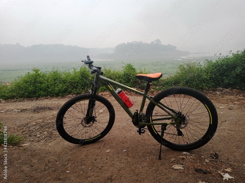 Obraz premium bicycle on the road in the mountain