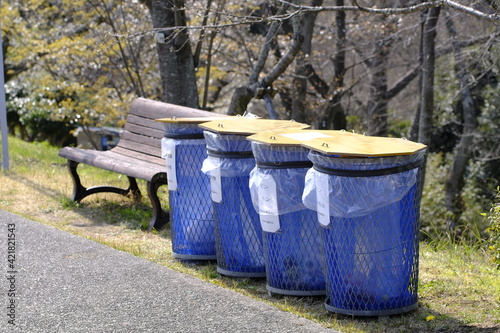 公園に設置されたゴミ箱