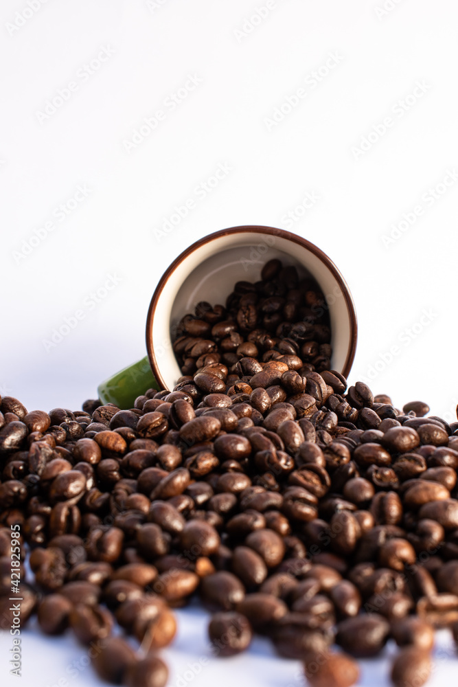 Obraz premium coffee beans in an overturned cup