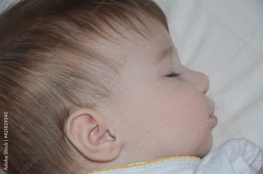 Ritratto di una bambina di pochi mesi mentre dorme.