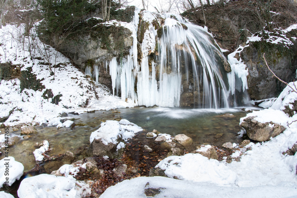 Obraz premium Waterfall in the snow
