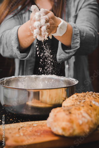 Mujer cocinando masa casera para pan artesanal  photo