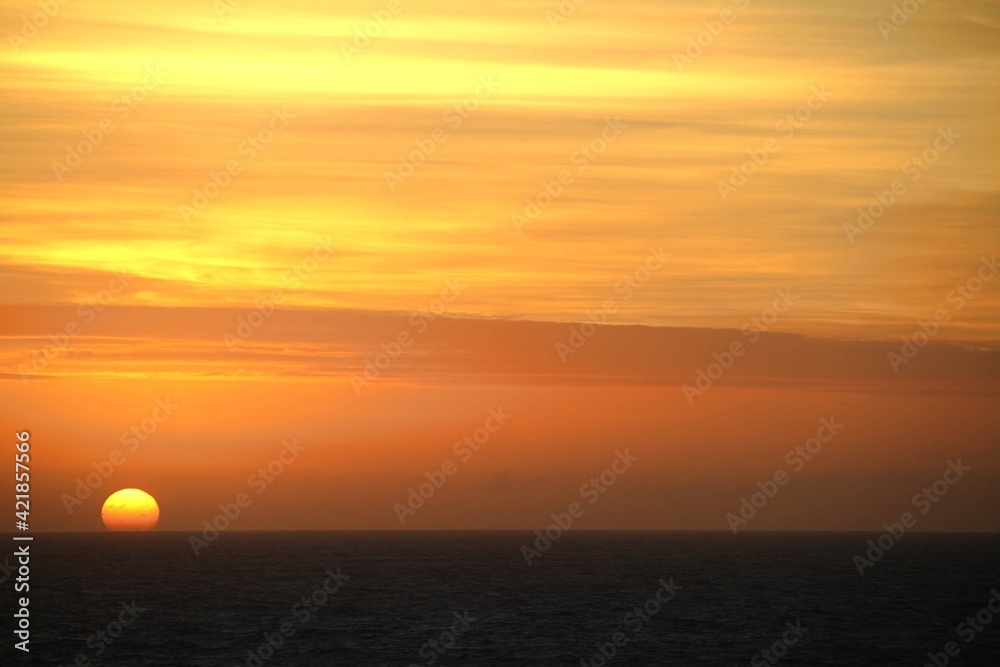 Sonnenaufgang über Meer