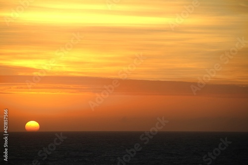 Sonnenaufgang über Meer © Peter