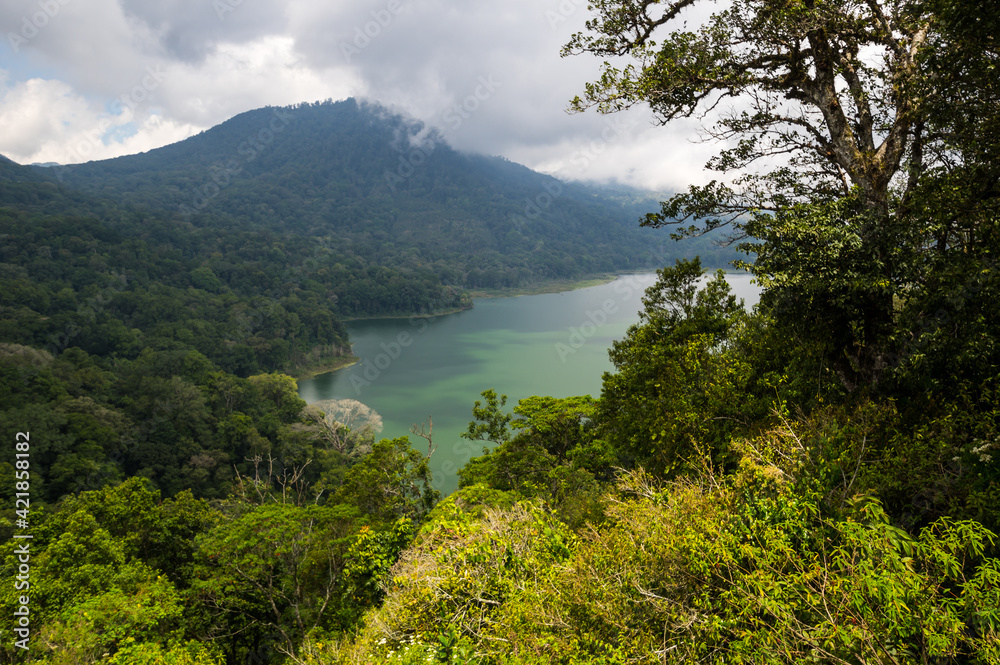 Obraz premium View of mountain lake