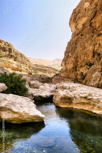 River in between the sandstone rocks of a canyon in Oman © Pau