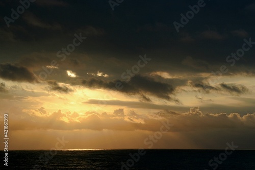 Sonnenaufgang über Ozean