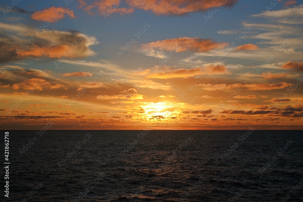 Sonnenaufgang über dem Meer