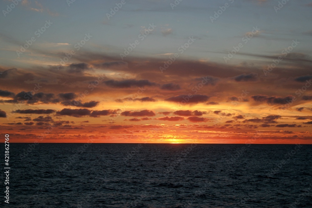 Sonnenaufgang über dem Meer