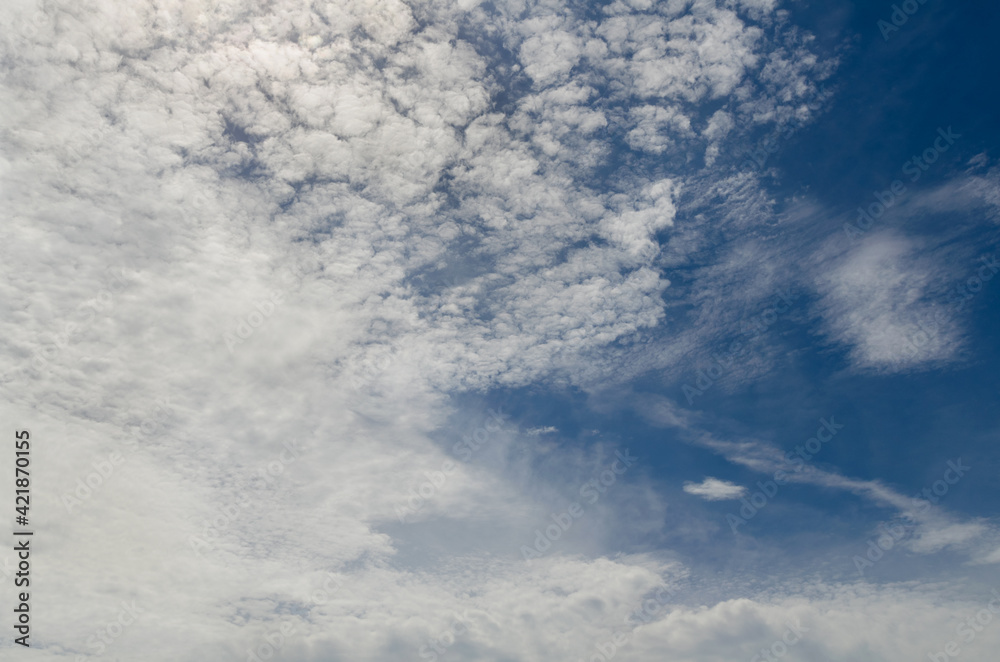 Naklejka premium Blue summer sky with beautiful clouds on it