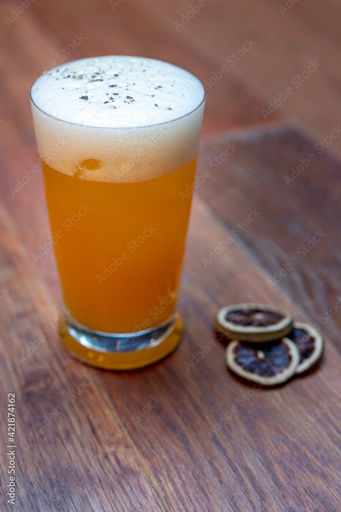 Bebida, coctel de naranja, espuma de limon para el verano Bebida, coctel de naranja, espuma de limon para el verano