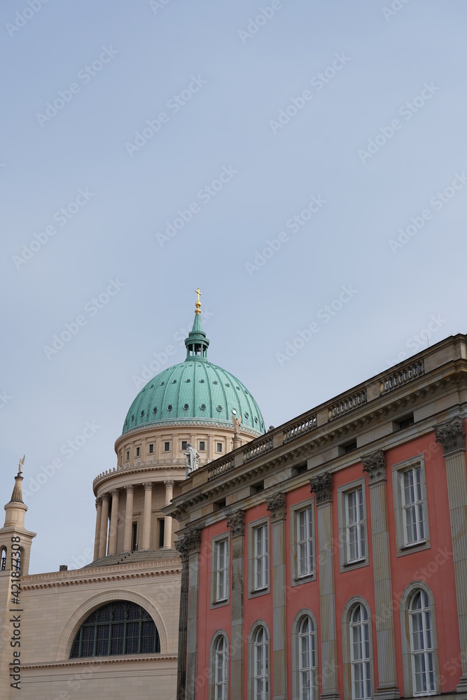Fototapeta premium Nikolaikirche und Stadtschloss in Potsdam