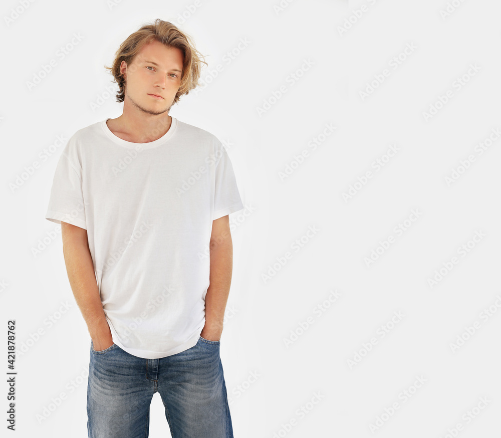 Obraz premium Teenager standing near gray wall