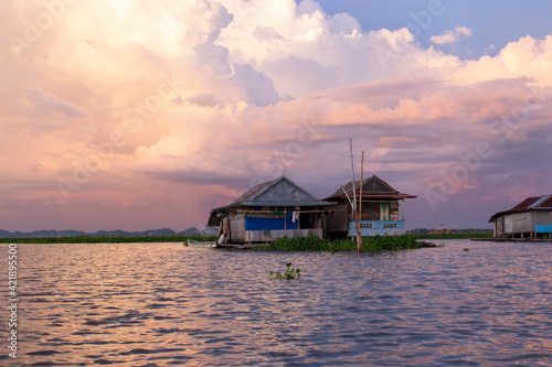 Foto Indonesien_Sulawesi_schwimmendes Haus am Tempeh See