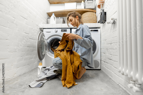 Fotografía Woman washing clothes at home