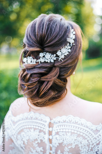 beautiful decoration for brides hair