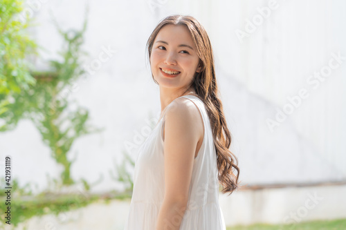 若い日本人女性 ヘアーケア ビューティ イメージ