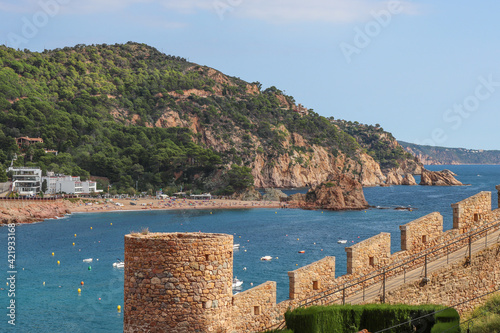 Espagne - Costa Brava - Tossa de Mar - L'enceinte fortifiée et la vue sur la plage de la Mar Menuda photo