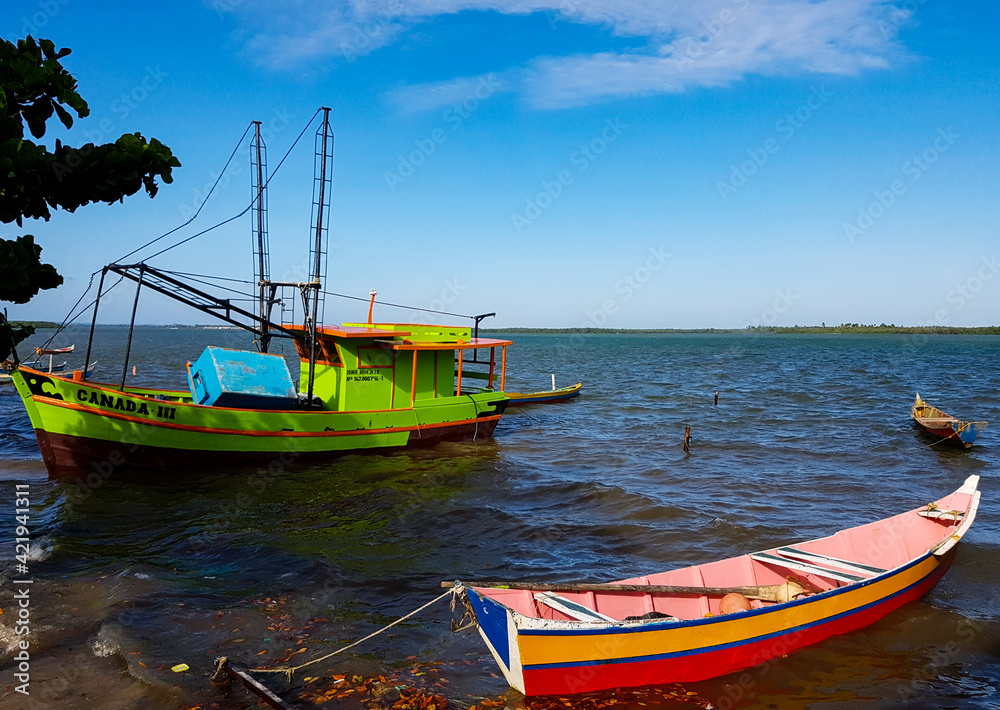 Pequenos barcos de pesca ancorados em um rio
