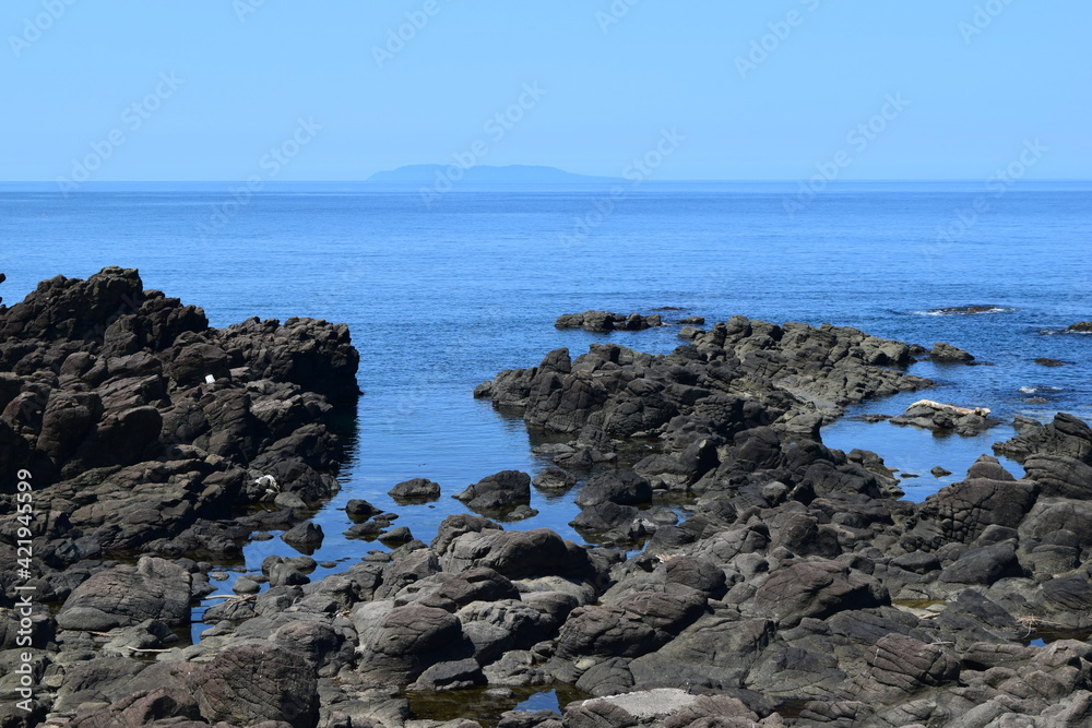 奇岩怪石の磯が続く庄内海岸の岩場