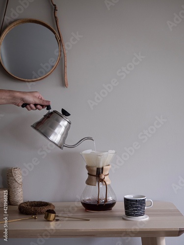 Fotografia Man Pouring Water In Container On Table