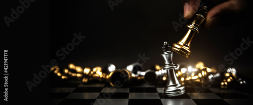 Valokuva Close up hand choose king chess to challenge battle fighting on chess board concepts of leadership and business strategy and human personal organization risk management