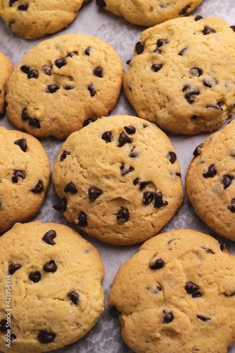 Galletas cookies recién horneadas.