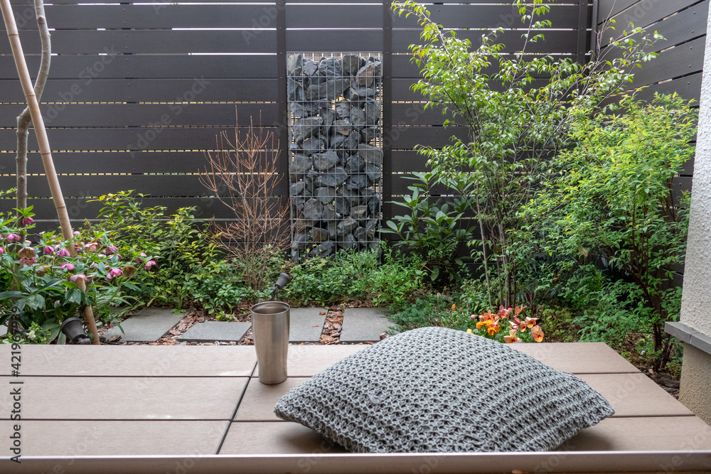 ガビオン 蛇篭 のある小さな庭 ウッドデッキでコーヒーブレイク Coffee Break At The Small Gabion Garden Stock Photo Adobe Stock