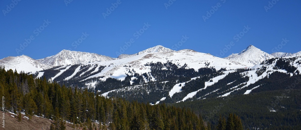 panoramic view on a sunny spring day of copper mountain ski area and snow-capped peaks from the top of vail pass, colorado - obrazy, fototapety, plakaty 