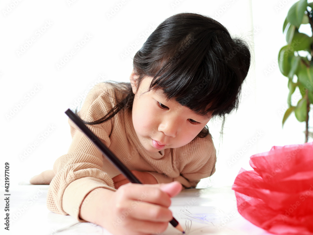 お絵かきする女の子