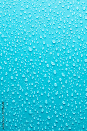 Krople wody na niebiesko