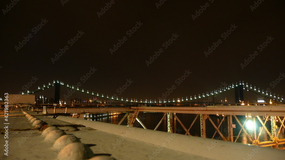 Fototapeta premium Vista nocturna de puente a otro puente en Nueva York