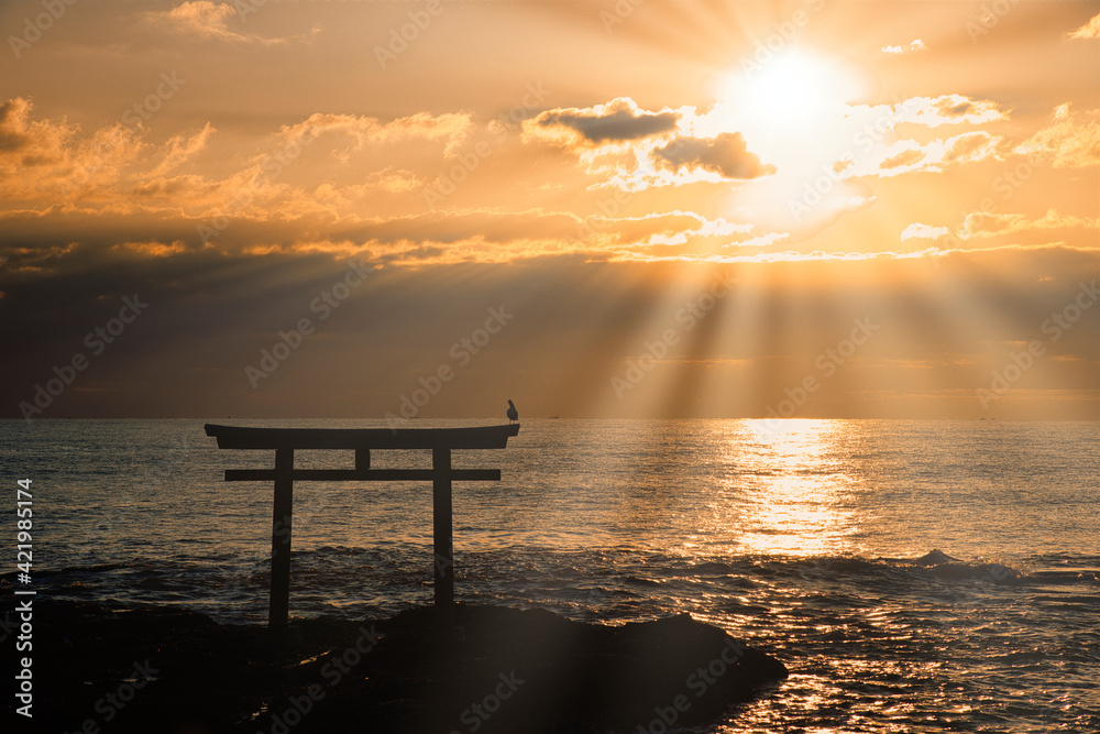 大洗海岸に立つ神磯の鳥居と太陽光線