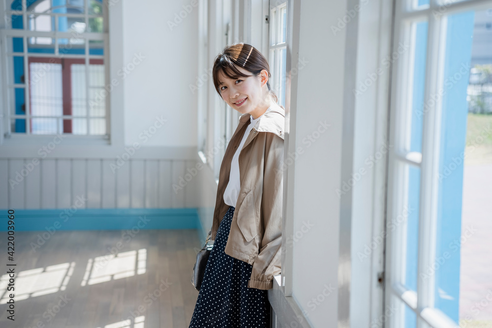 レトロな建物にいる女性 レトロな建物にいる女性